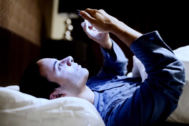 Smartphone use in bed can make it more difficult to fall asleep.